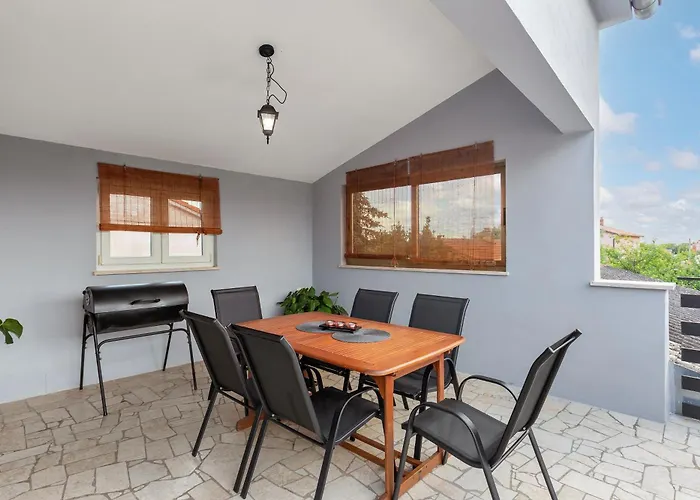 Apartman Tromba Near The Sea